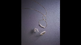 IZANAMIのベビーパールのネックレスとピアス/リング