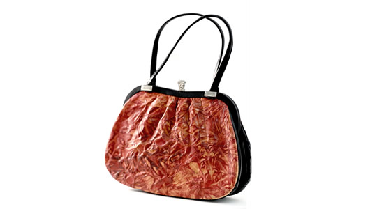 牛革のハンドバッグ