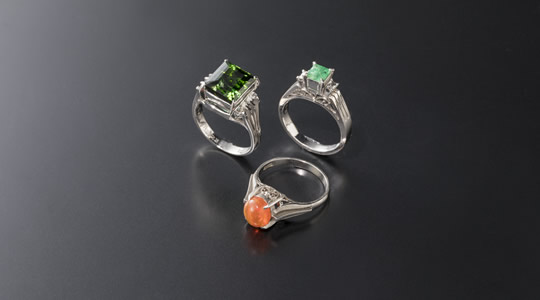 左:トルマリンリング 右:エメラルドリング 下:オパールリング