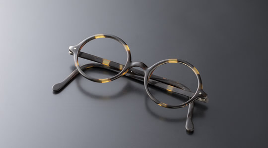 鼈甲の眼鏡フレーム