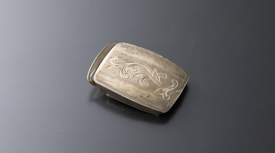 シルバーのベルトバックル